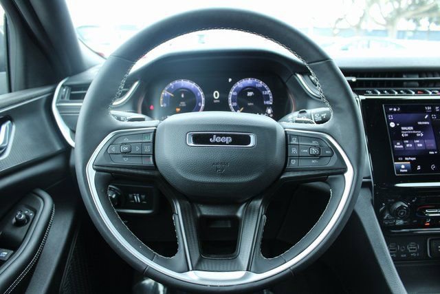 Used 2025 Jeep Grand Cherokee Laredo w/ Luxury Tech Group I AWD/4WD image 23