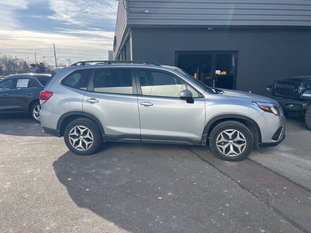 Used 2023 Subaru Forester Premium image 2