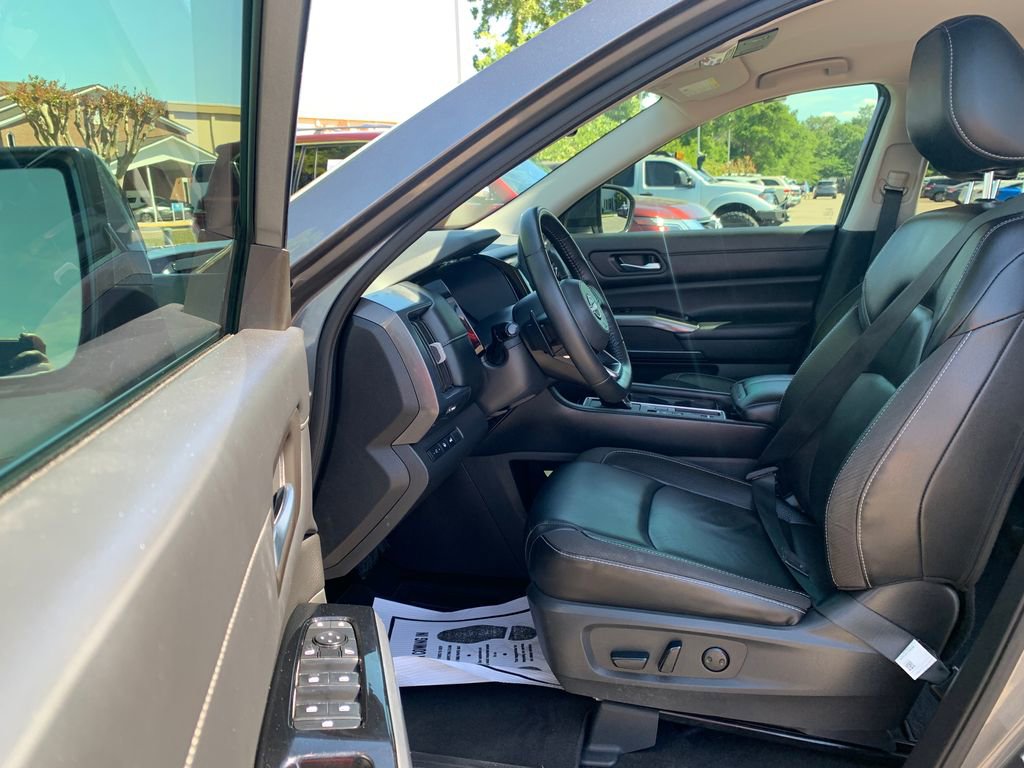 Used 2023 Nissan Pathfinder SL w/ Lighting Package (N92) FWD image 21