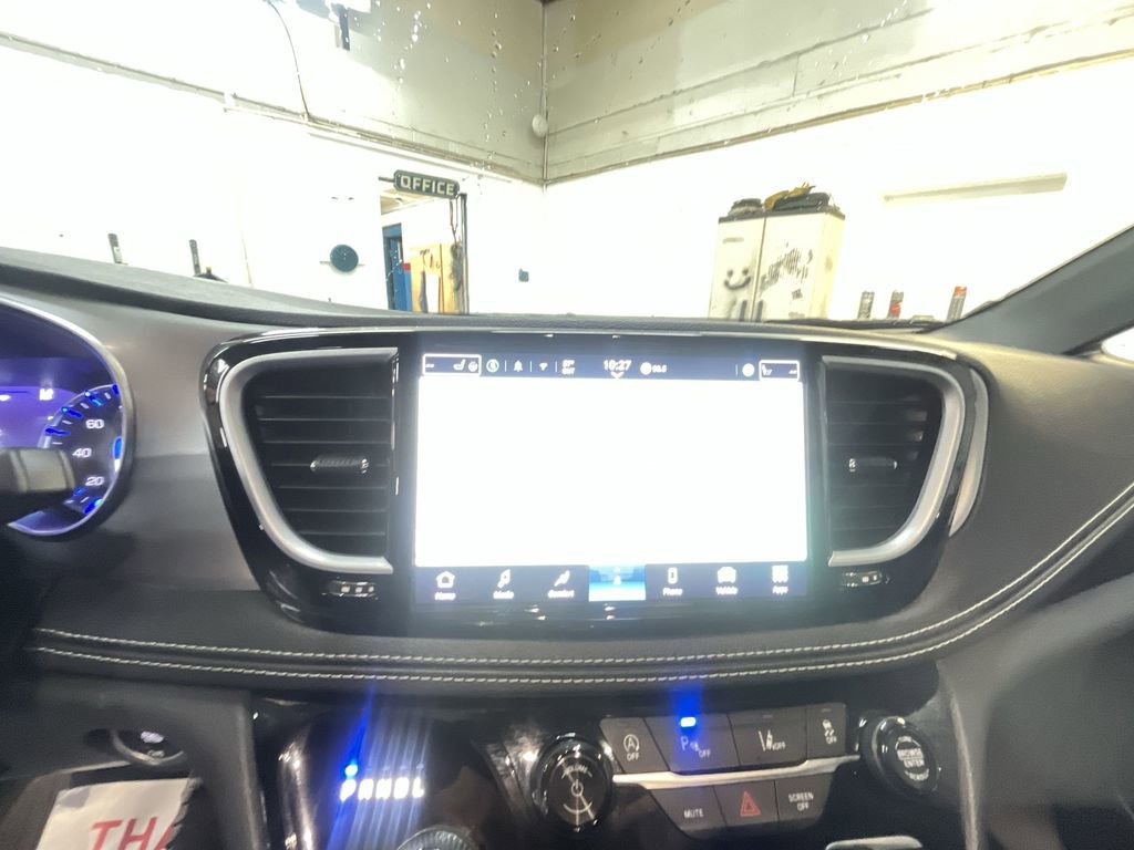 Used 2025 Chrysler Pacifica Limited FWD image 18