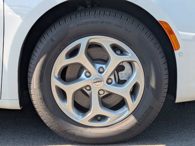 Certified 2022 Chrysler Pacifica Limited AWD/4WD image 38