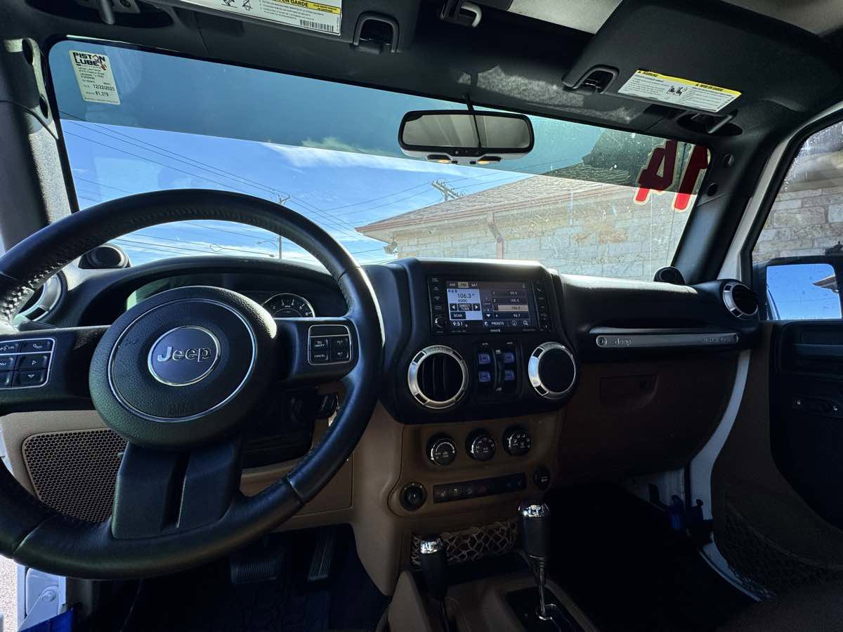 Used 2014 Jeep Wrangler Unlimited Sahara w/ Connectivity Group AWD/4WD image 12