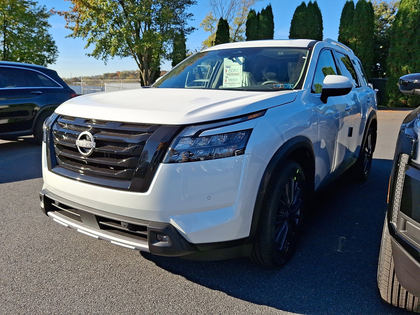 New 2025 Nissan Pathfinder SL w/ SL Premium Package image 3