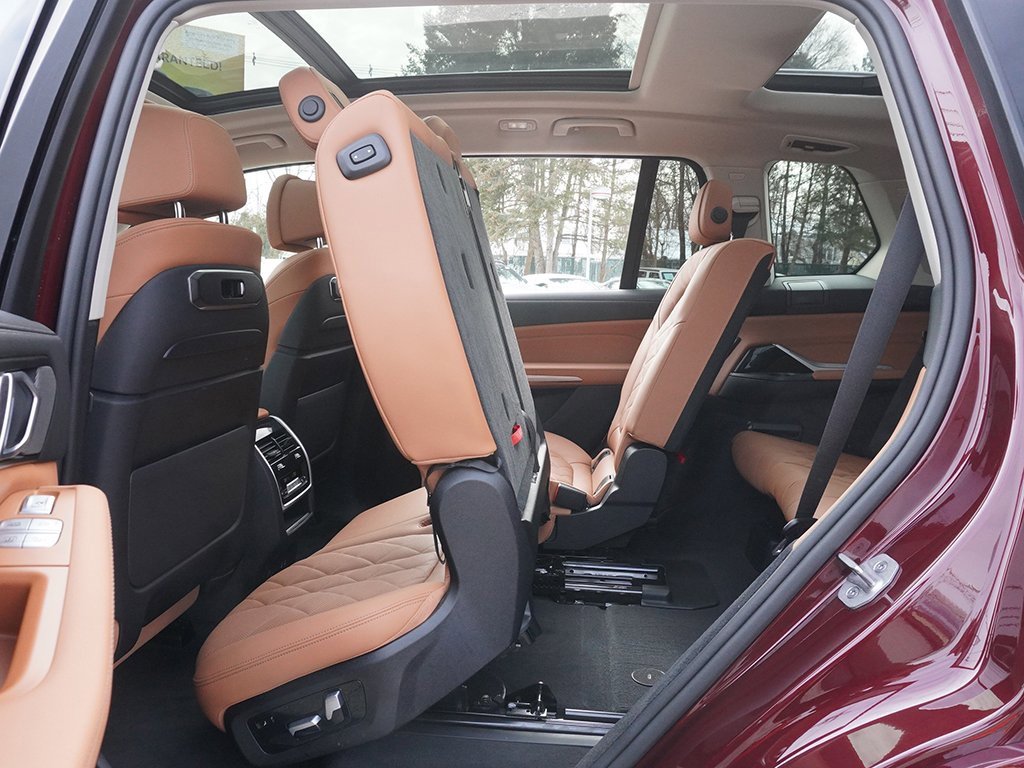 Used 2024 BMW X7 xDrive40i w/ Premium Package image 51