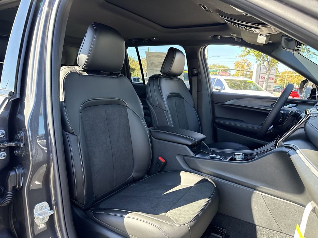 New 2025 Jeep Grand Cherokee Altitude image 26