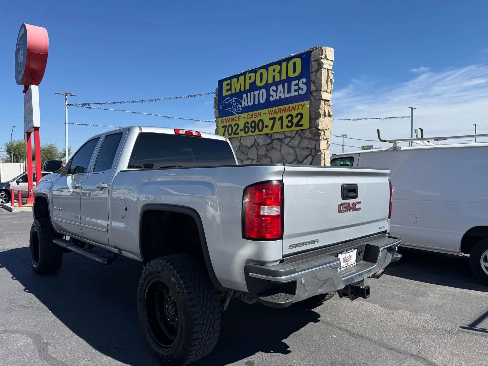 Used 2018 GMC Sierra 2500 SLE image 2
