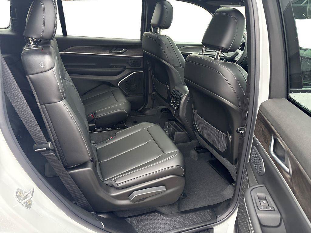 New 2026 Jeep Grand Cherokee L Limited w/ Limited Altitude Package AWD/4WD image 21