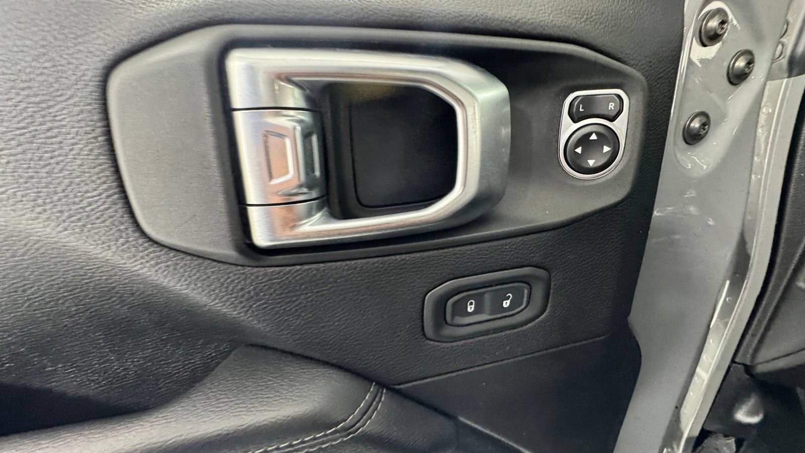 Used 2020 Jeep Wrangler Unlimited Sahara AWD/4WD image 20
