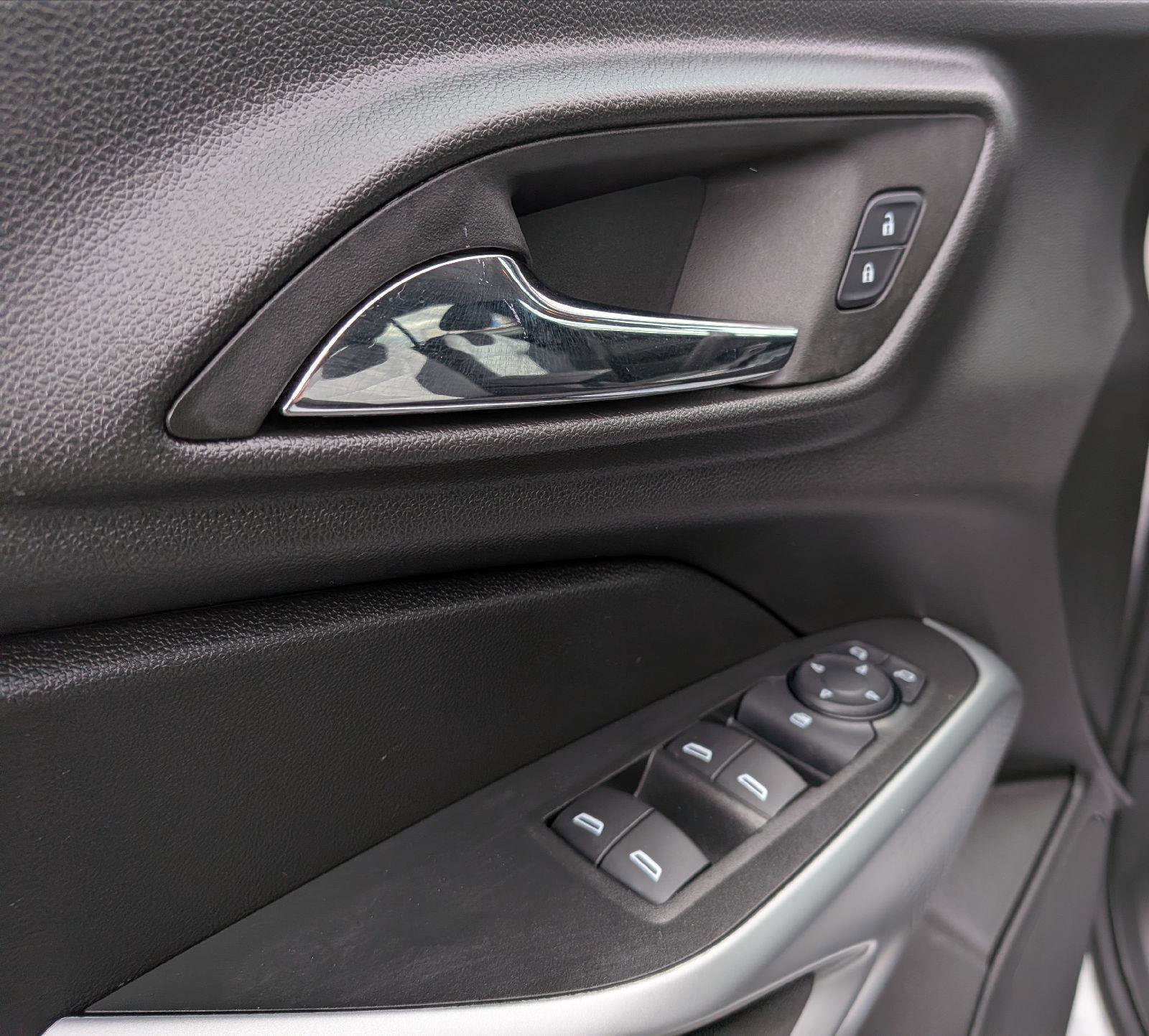 Used 2024 Chevrolet Trax LS w/ LS Convenience Package FWD image 12