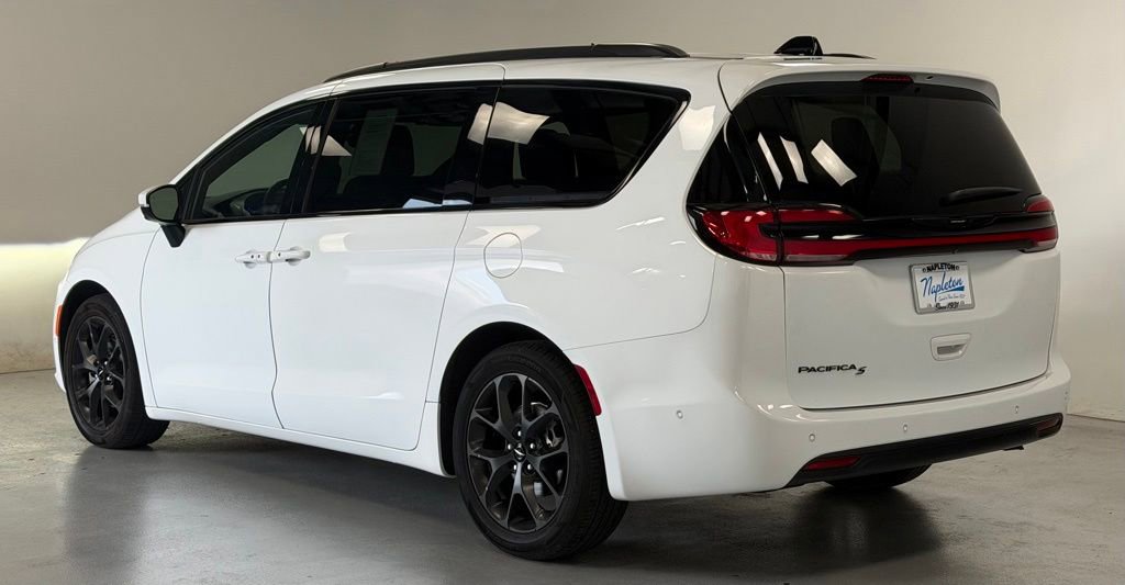 Used 2023 Chrysler Pacifica Touring-L w/ S Appearance Package FWD image 4