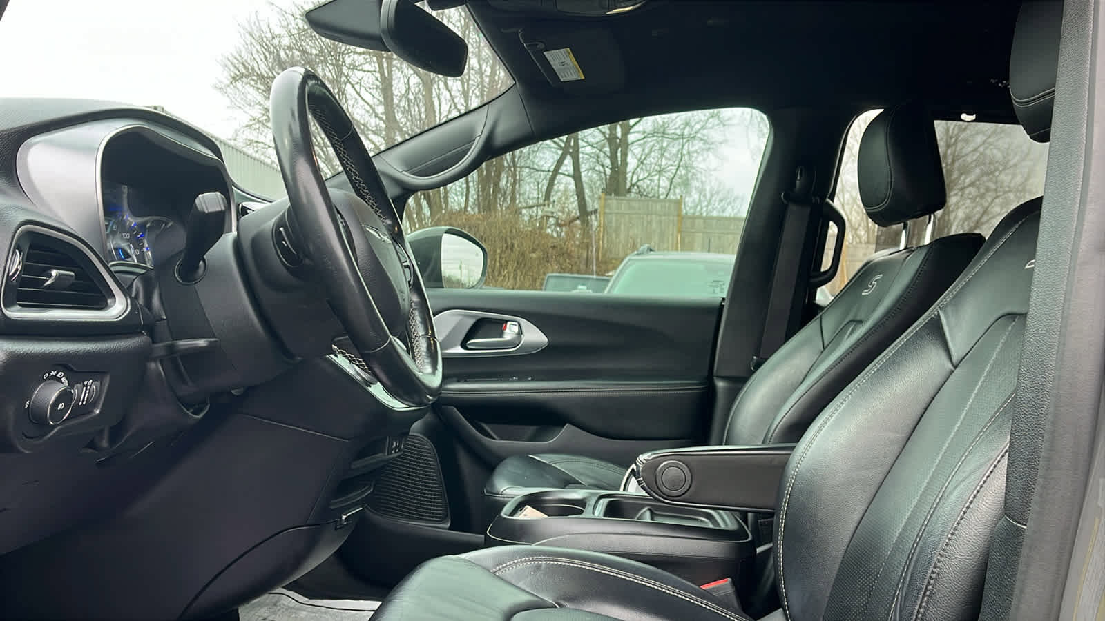 Used 2020 Chrysler Pacifica Touring-L w/ S Appearance Package image 10