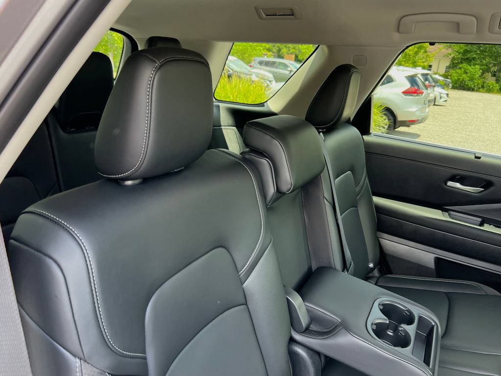 Used 2025 Nissan Pathfinder SL AWD/4WD image 22