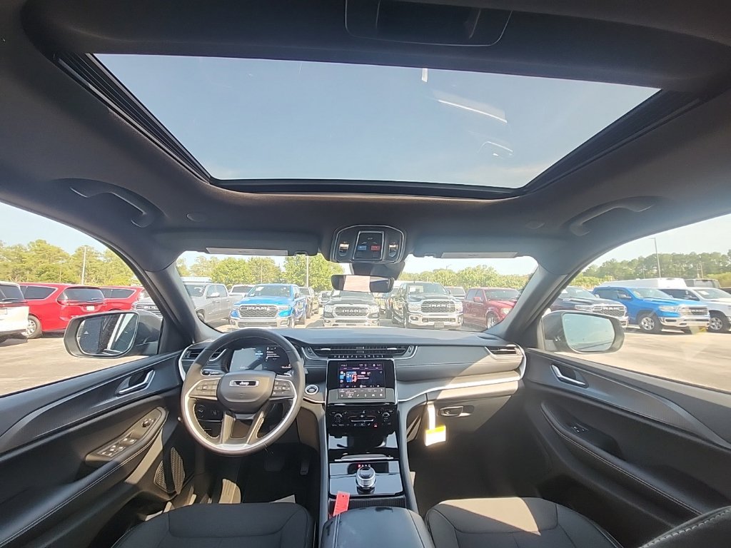 New 2026 Jeep Grand Cherokee Laredo X RWD image 4