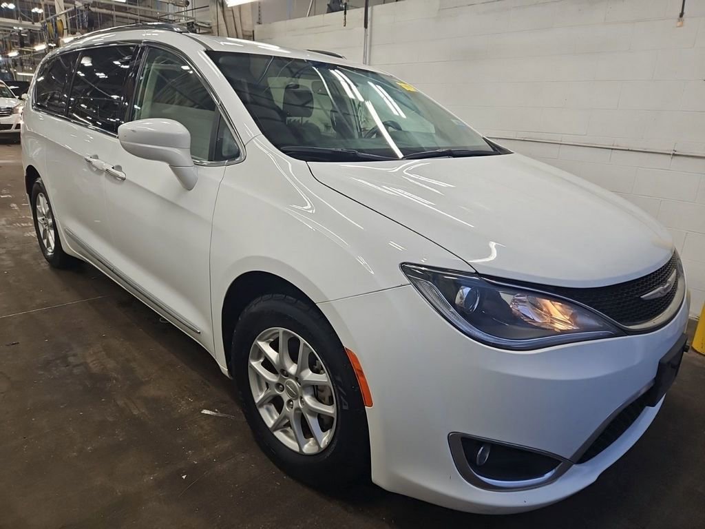 Used 2020 Chrysler Pacifica Touring-L FWD image 3