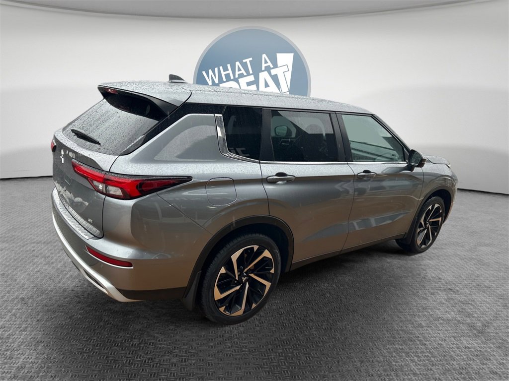 Used 2023 Mitsubishi Outlander SE image 3