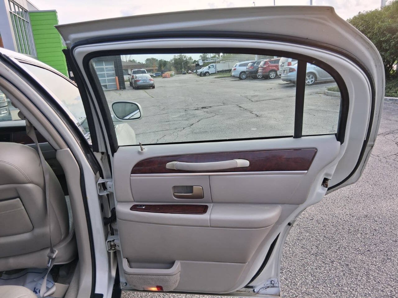 Used 2005 Lincoln Town Car Signature Limited RWD image 10