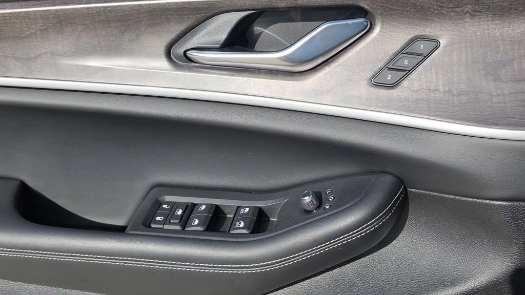 Used 2025 Jeep Grand Cherokee Limited w/ Black Appearance Package image 25