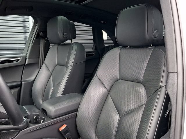 Certified 2024 Porsche Macan AWD/4WD image 5
