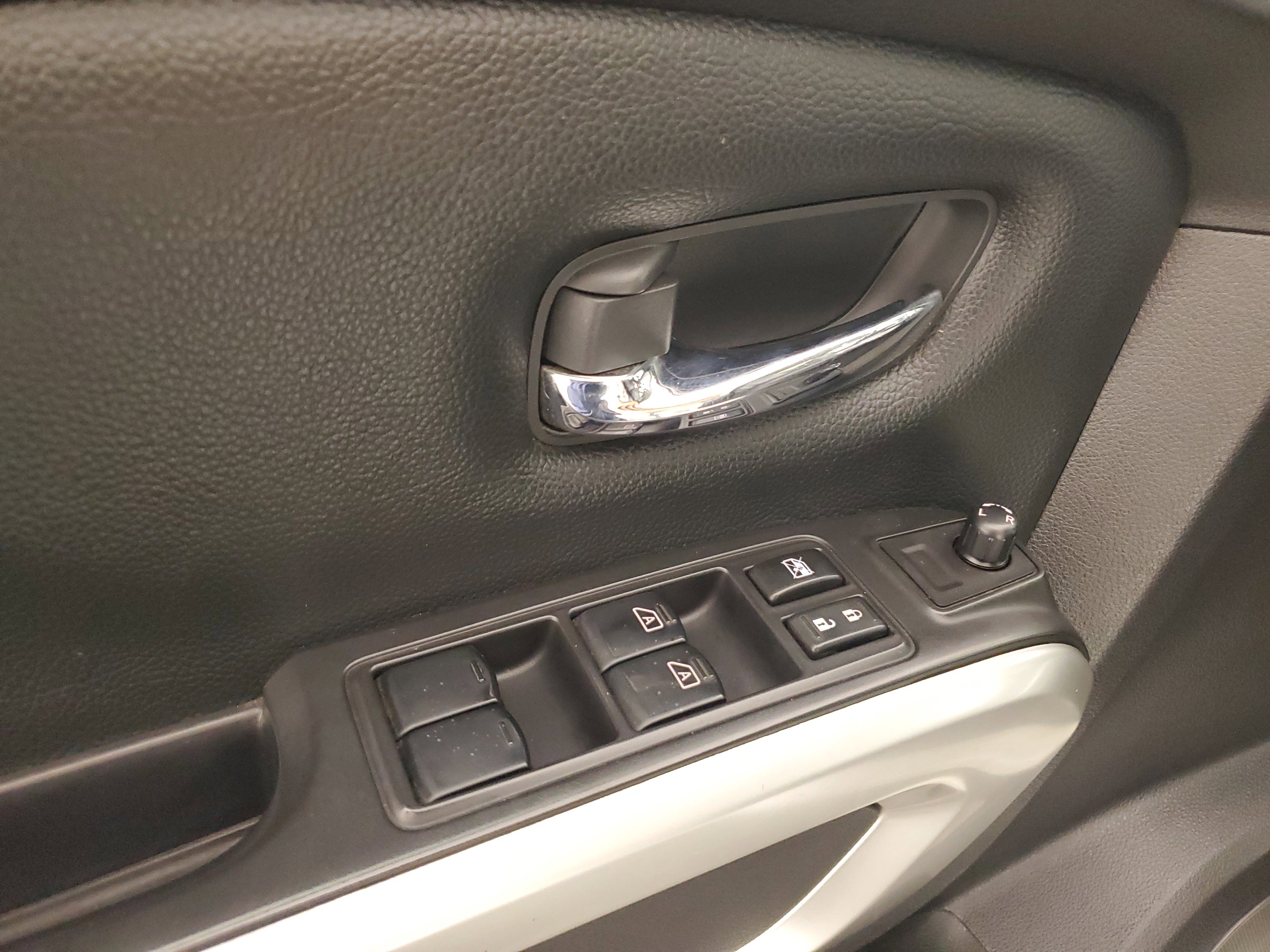 Used 2021 Nissan Titan SV w/ SV Convenience Package image 25