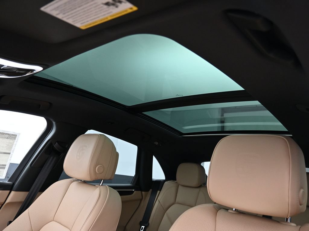 Certified 2026 Porsche Macan AWD/4WD image 18