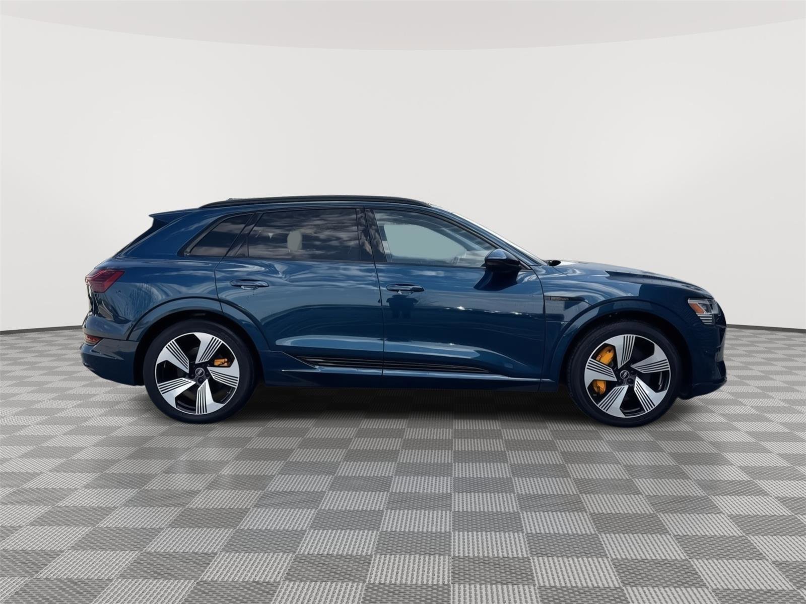 Used 2022 Audi e-tron Premium Plus w/ Premium Plus Package image 4