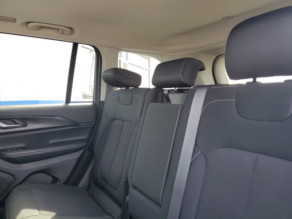 Used 2023 Jeep Grand Cherokee Laredo image 30