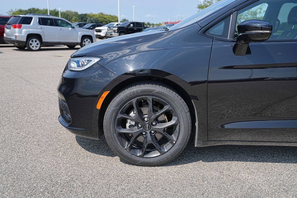 Used 2025 Chrysler Pacifica Limited FWD image 11