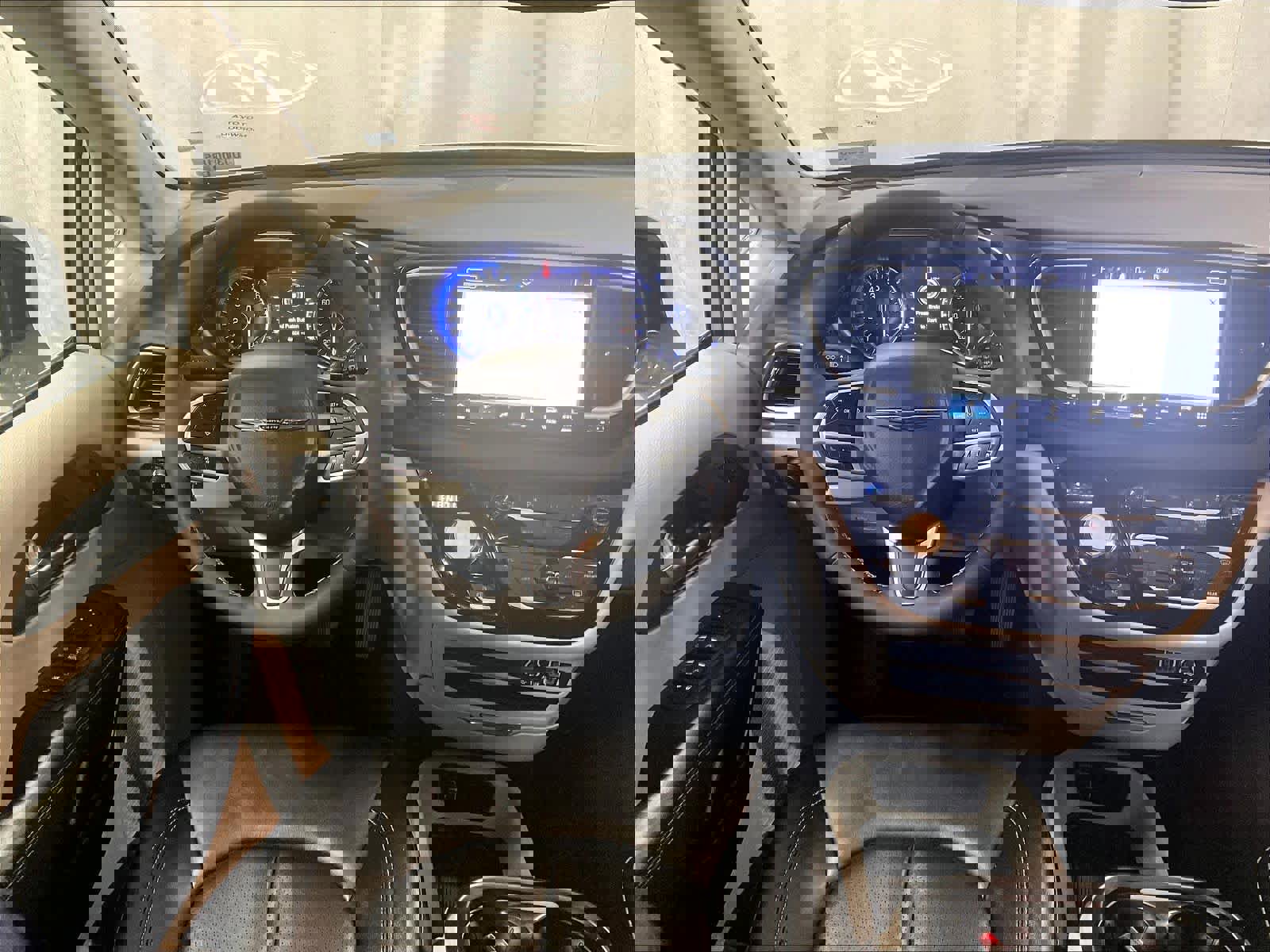 Used 2024 Chrysler Pacifica Touring-L image 18