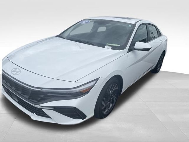 Used 2025 Hyundai Elantra Limited FWD image 2