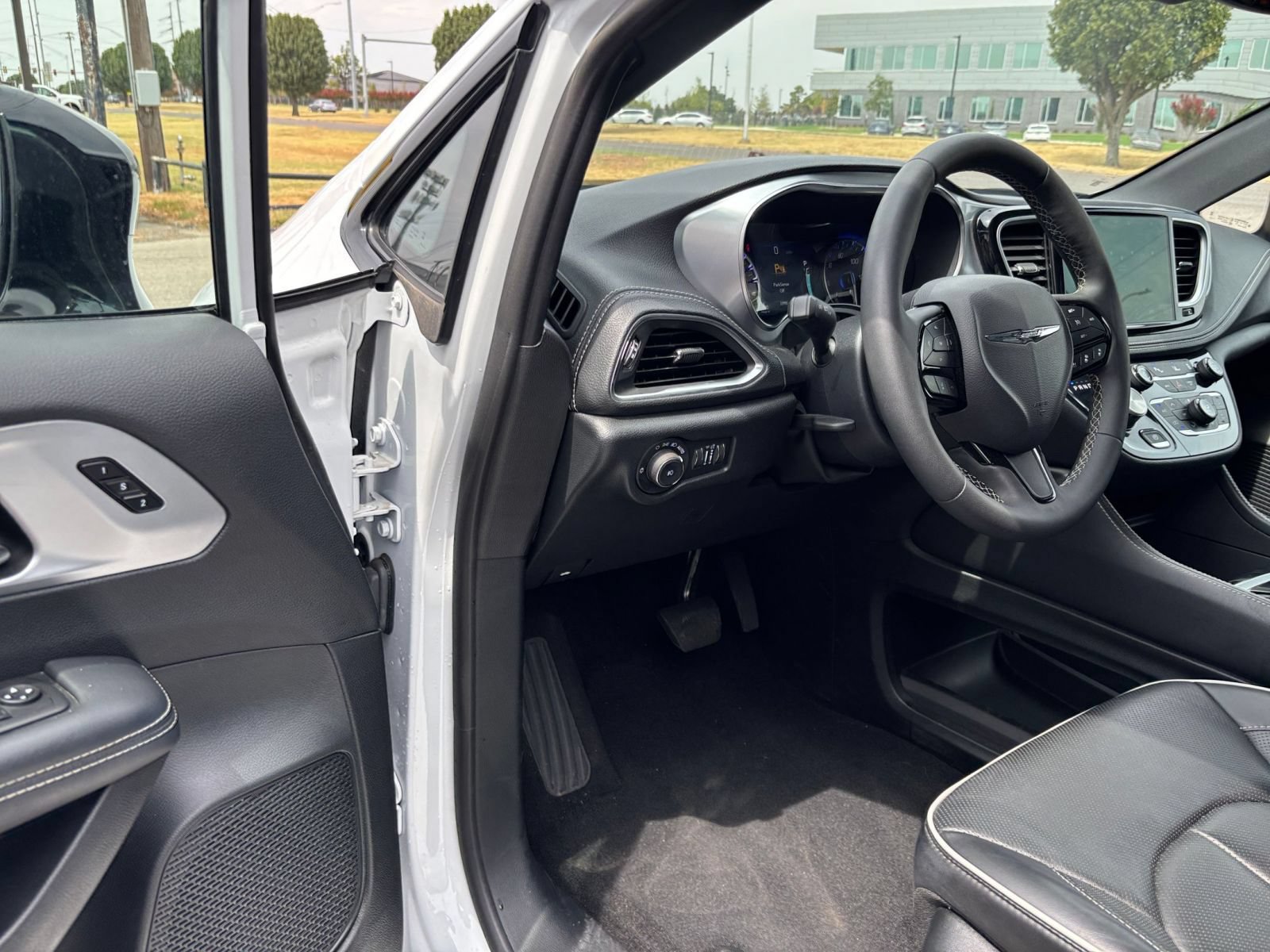 Used 2025 Chrysler Pacifica Limited FWD image 39