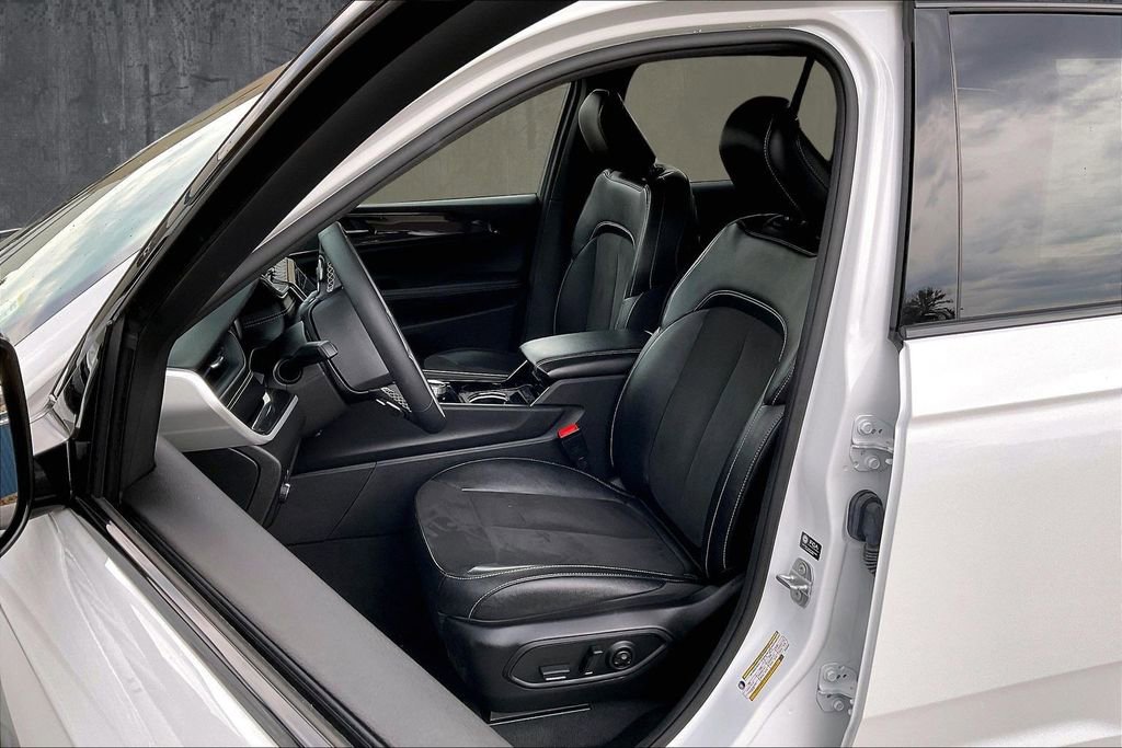 Used 2023 Jeep Grand Cherokee Altitude image 21