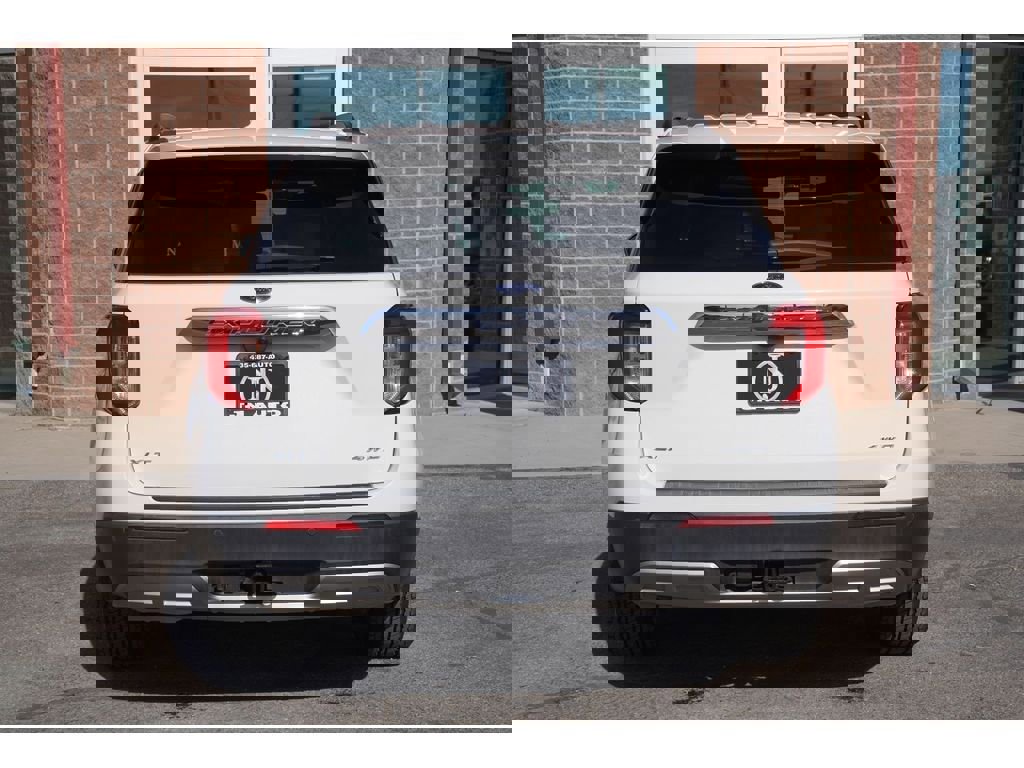 Used 2022 Ford Explorer XLT w/ Equipment Group 202A image 5