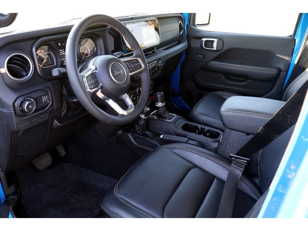 Used 2024 Jeep Wrangler Unlimited Sahara w/ Technology Group AWD/4WD image 3