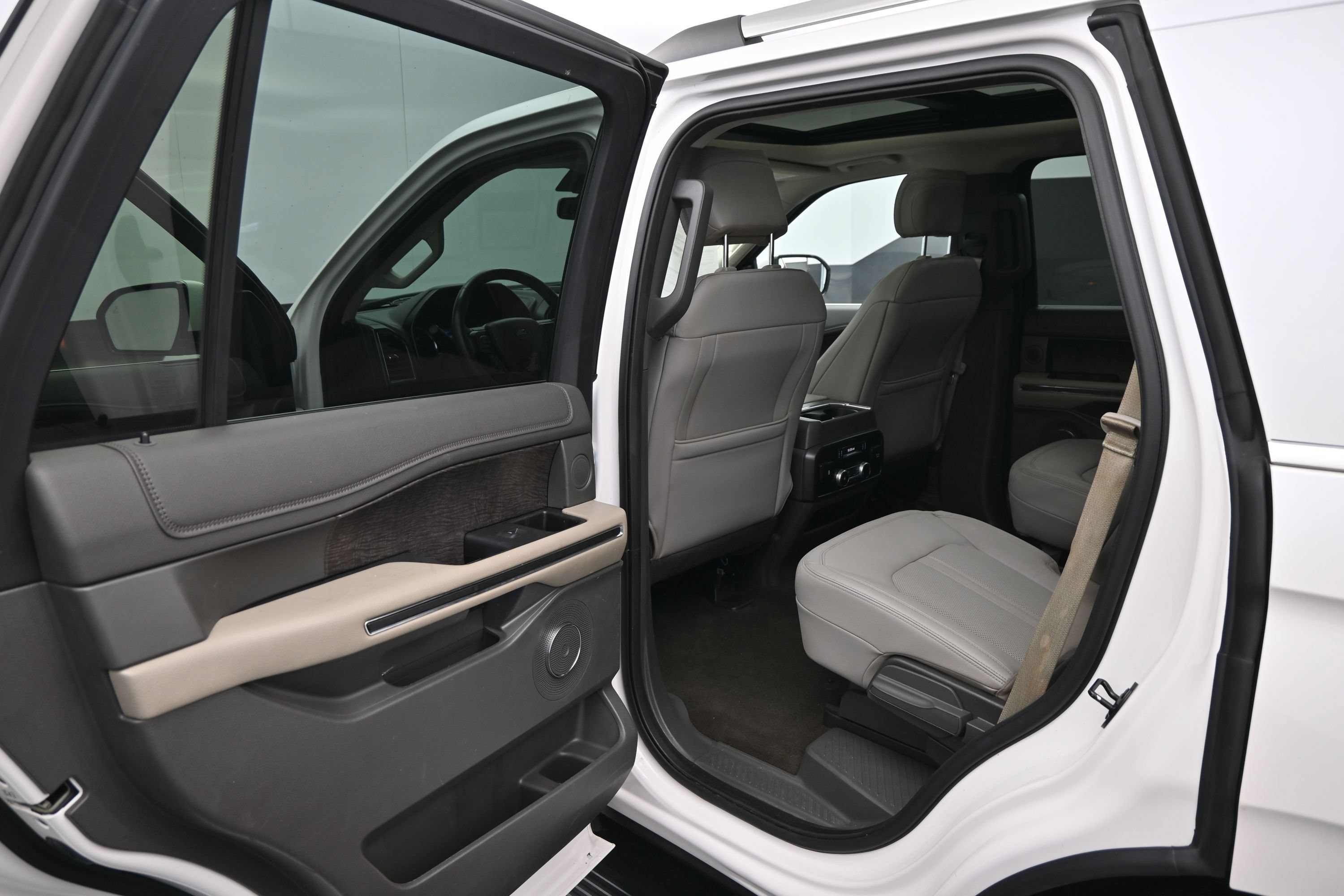 Used 2019 Ford Expedition Limited w/ Equipment Group 301A RWD image 17