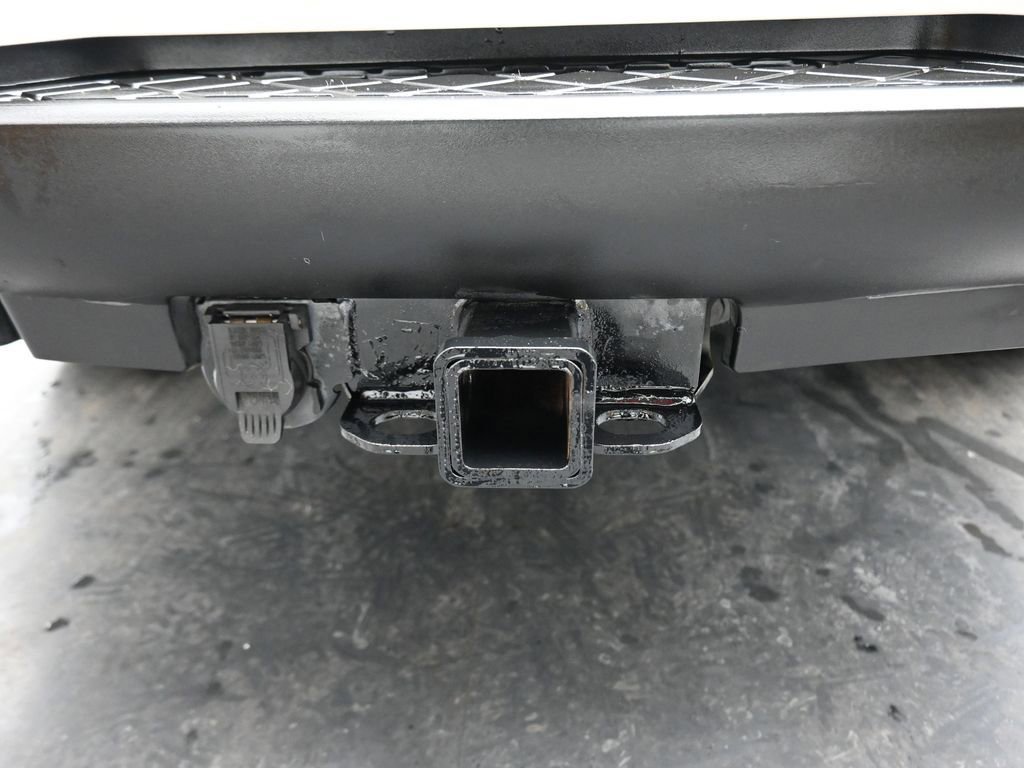 Used 2011 Nissan Armada Platinum w/ 2nd Row Captain Seat Pkg image 57