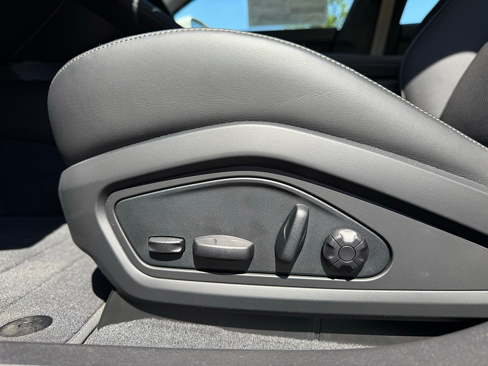 New 2025 Porsche Taycan Turbo AWD/4WD image 28