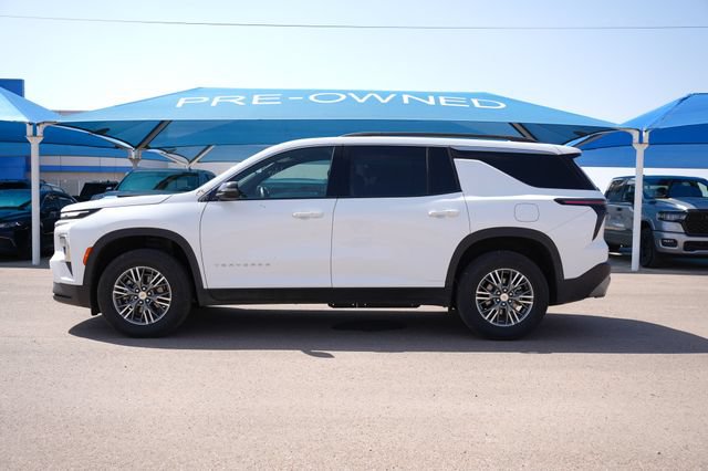 Used 2025 Chevrolet Traverse LT FWD image 2