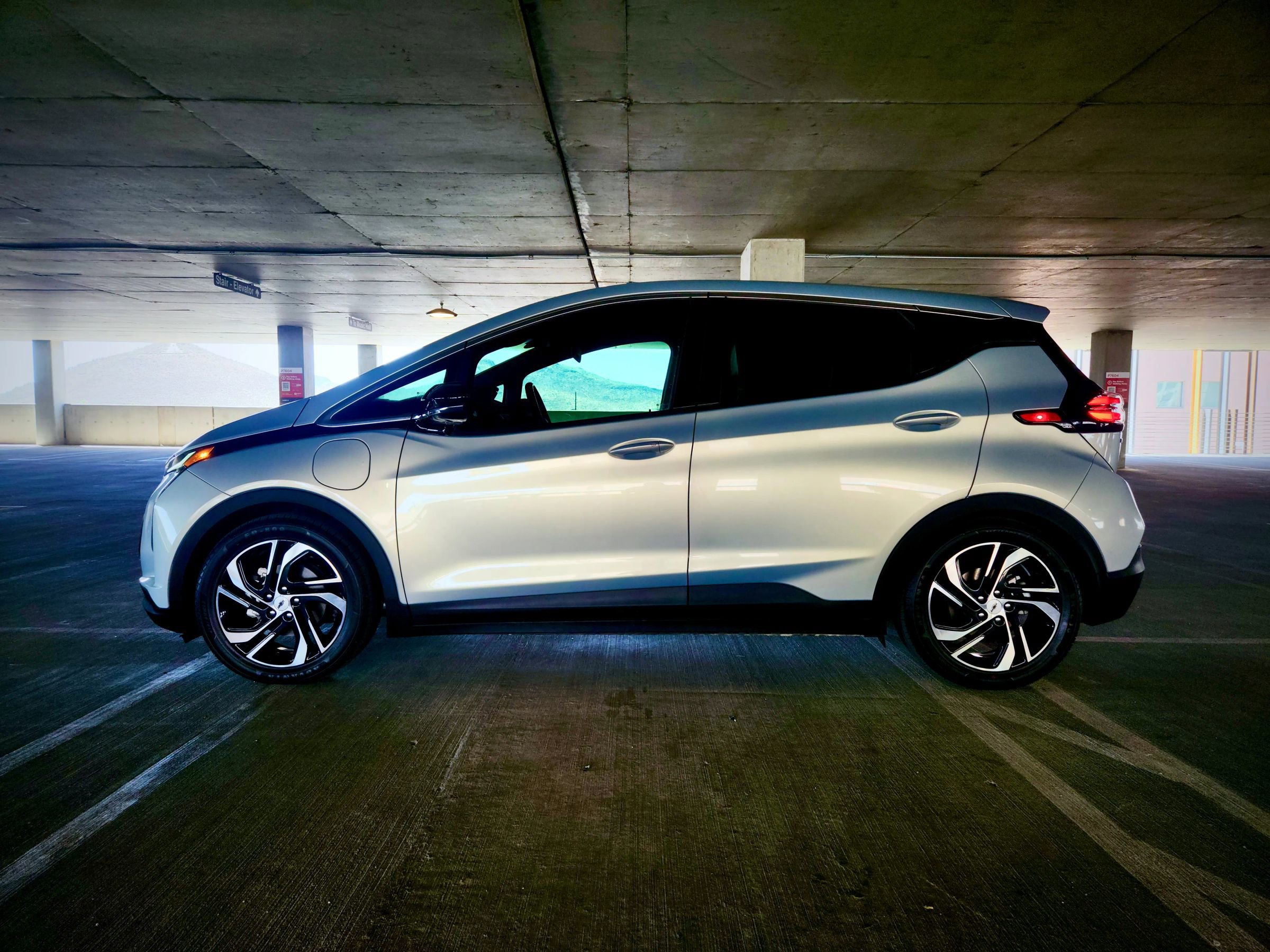 Used 2023 Chevrolet Bolt LT w/ Infotainment Package FWD image 1