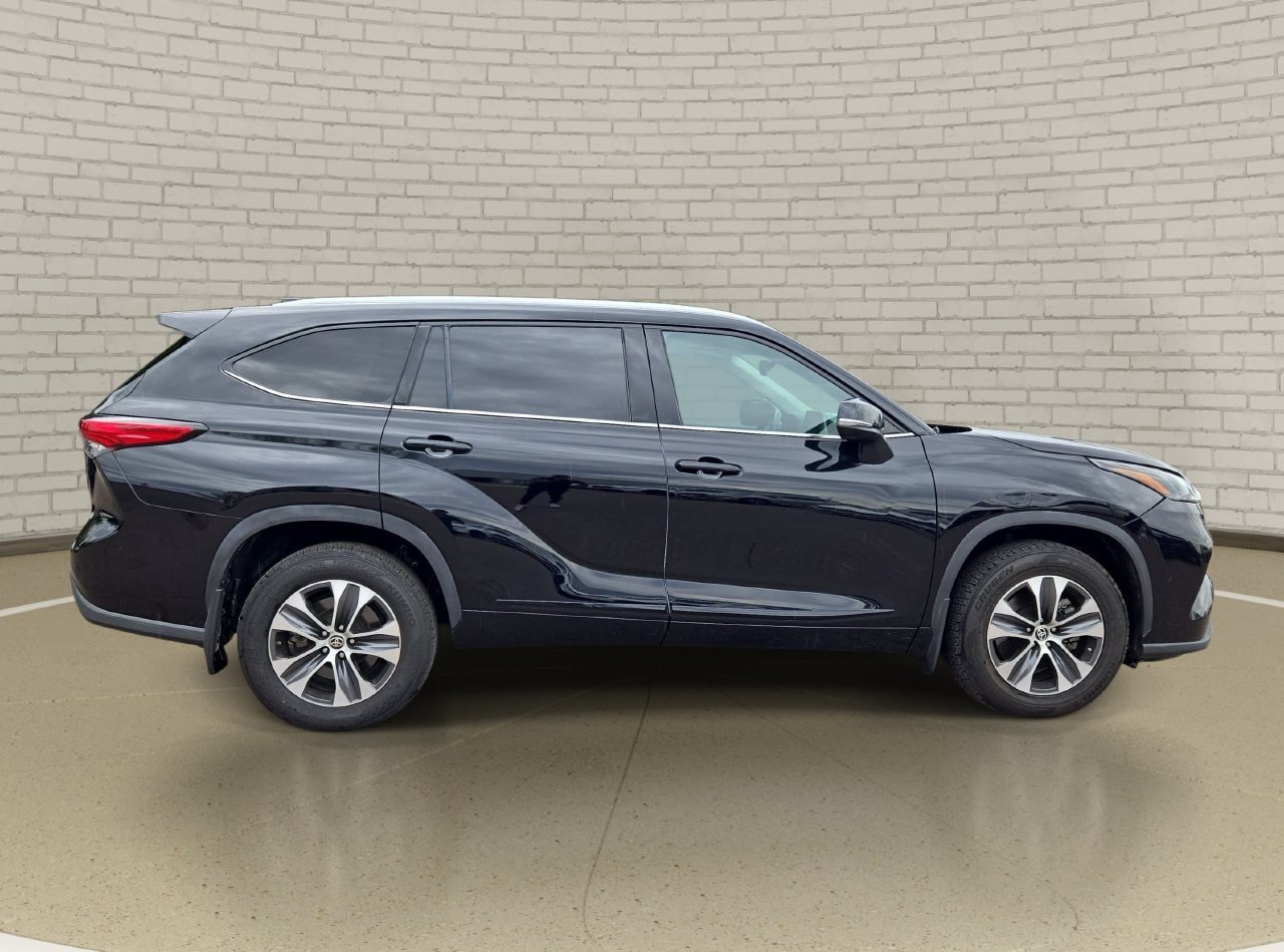 Used 2022 Toyota Highlander XLE AWD/4WD image 4