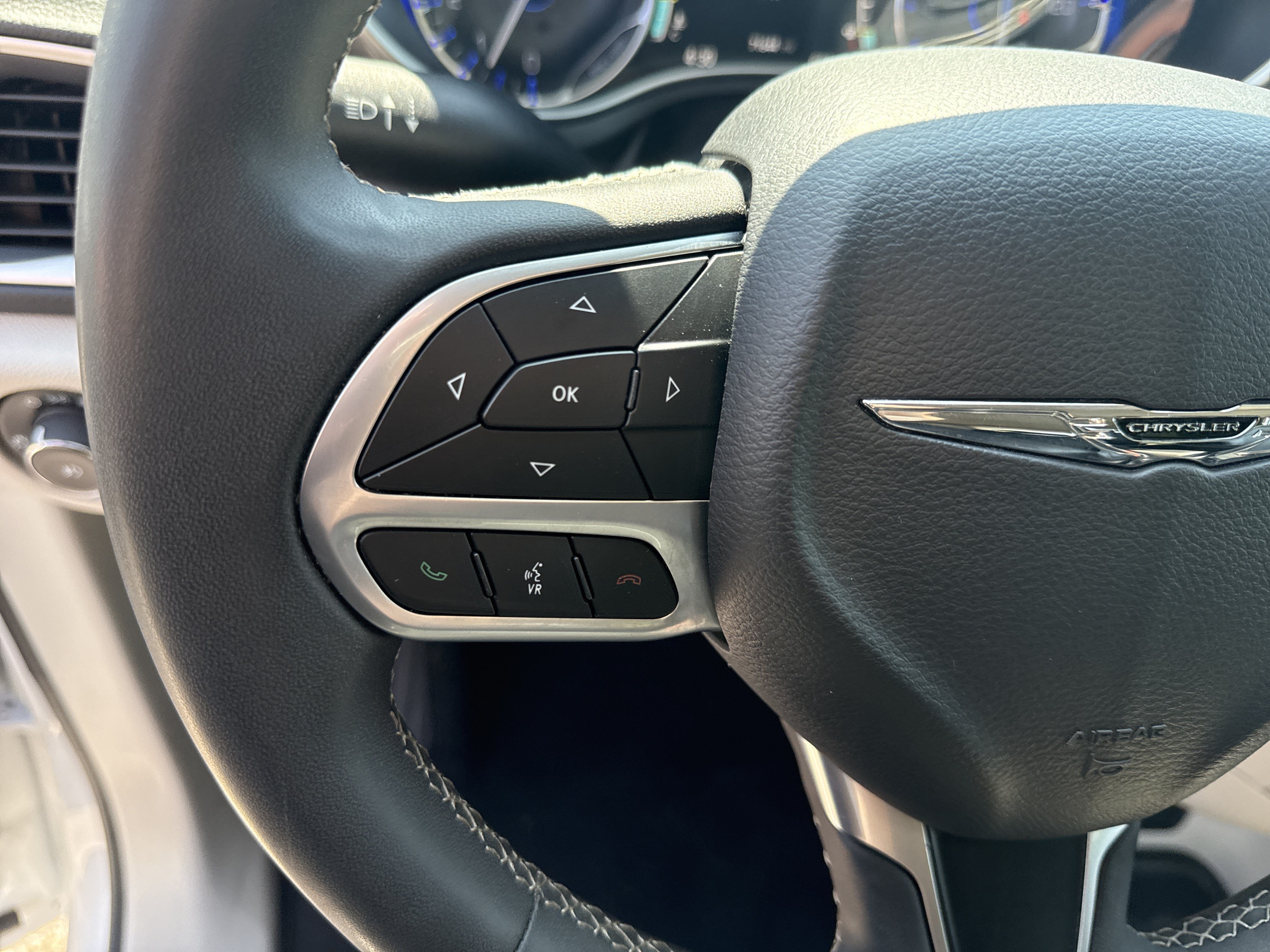 Used 2024 Chrysler Pacifica Touring-L FWD image 26