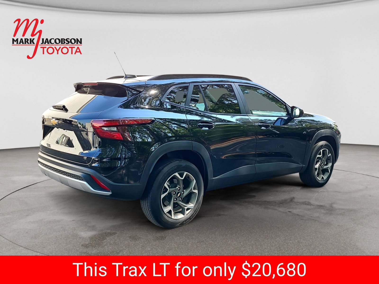 Used 2025 Chevrolet Trax LT FWD image 9