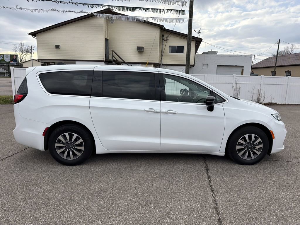 Used 2024 Chrysler Pacifica Select image 3