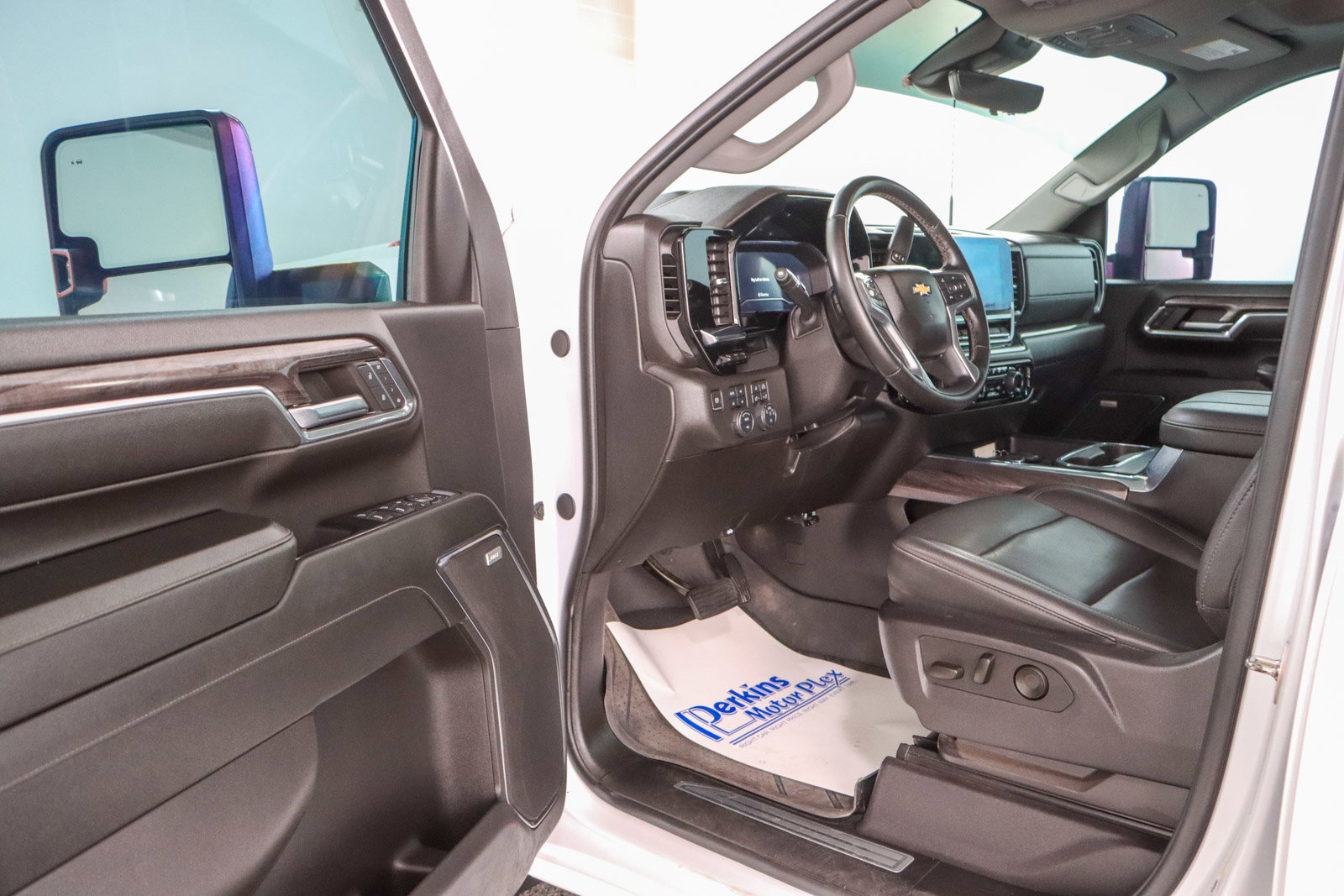 Used 2024 Chevrolet Silverado 3500 LTZ w/ LTZ Texas Edition image 3