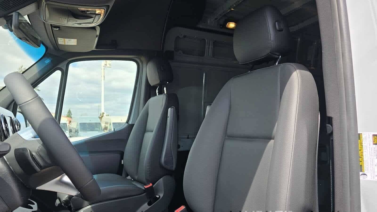 Used 2025 Mercedes-Benz Sprinter 2500 image 25