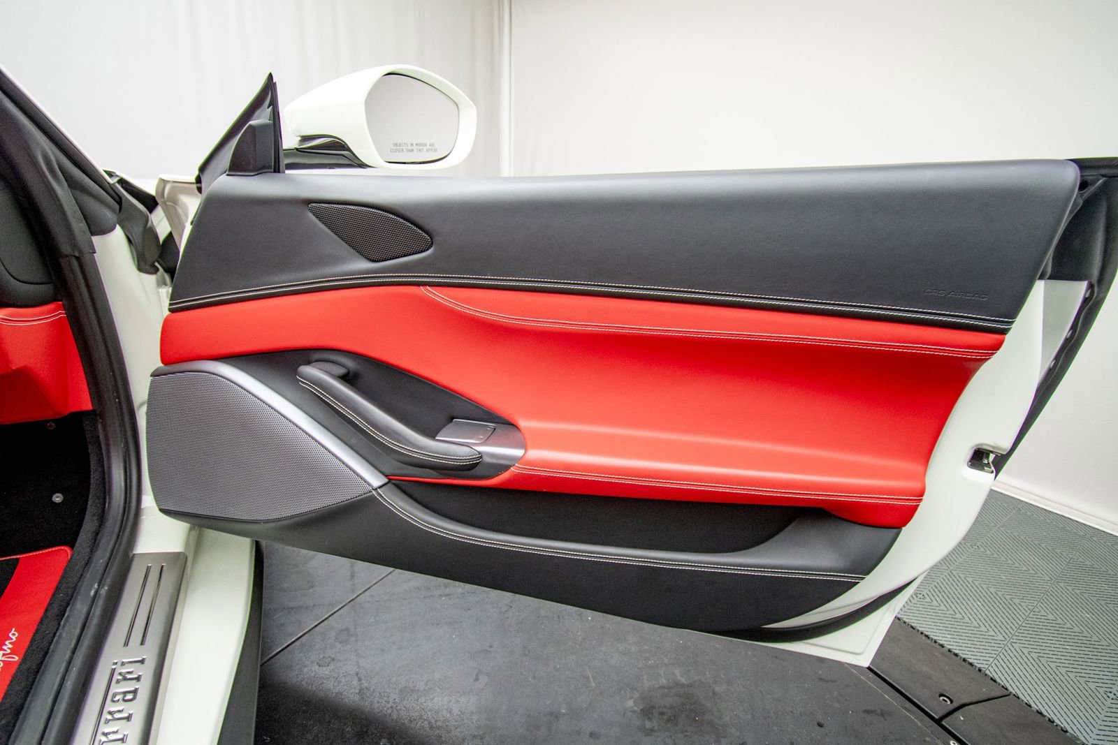 Used 2019 Ferrari Portofino RWD image 48