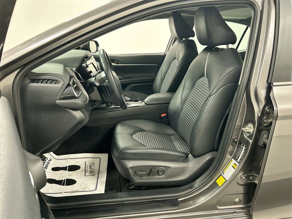 Used 2020 Toyota Camry image 9