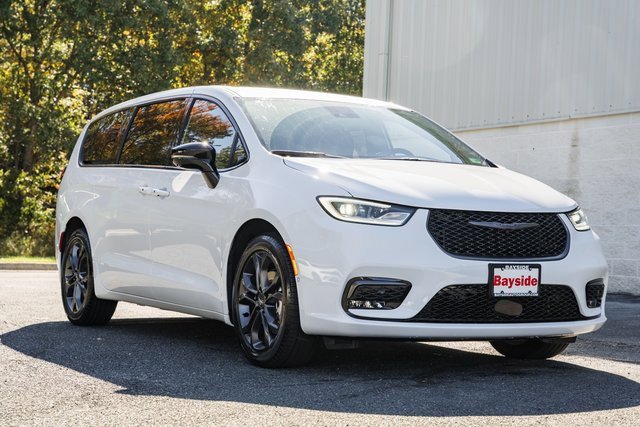 New 2026 Chrysler Pacifica Select image 2