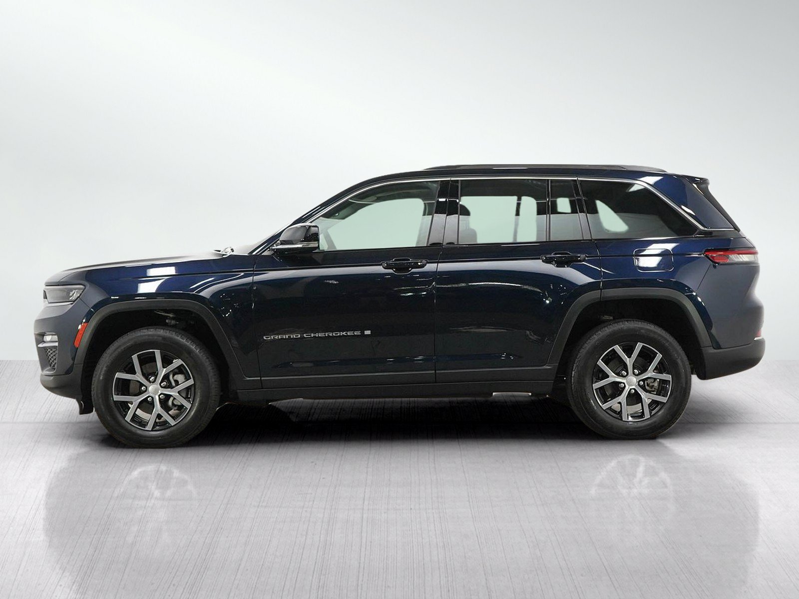 Used 2023 Jeep Grand Cherokee Limited w/ Trailer Tow Prep Group (B) AWD/4WD image 2