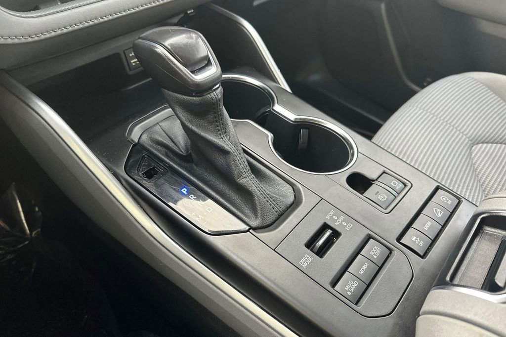 Used 2022 Toyota Highlander LE image 23