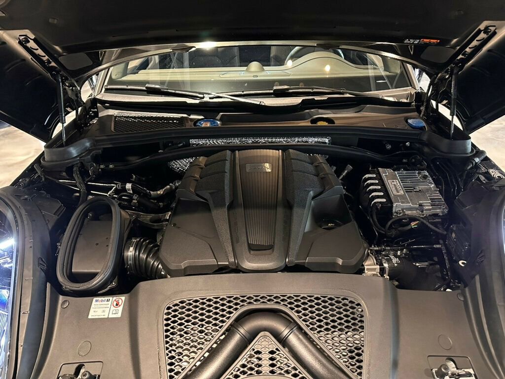 Used 2024 Porsche Macan S AWD/4WD image 9